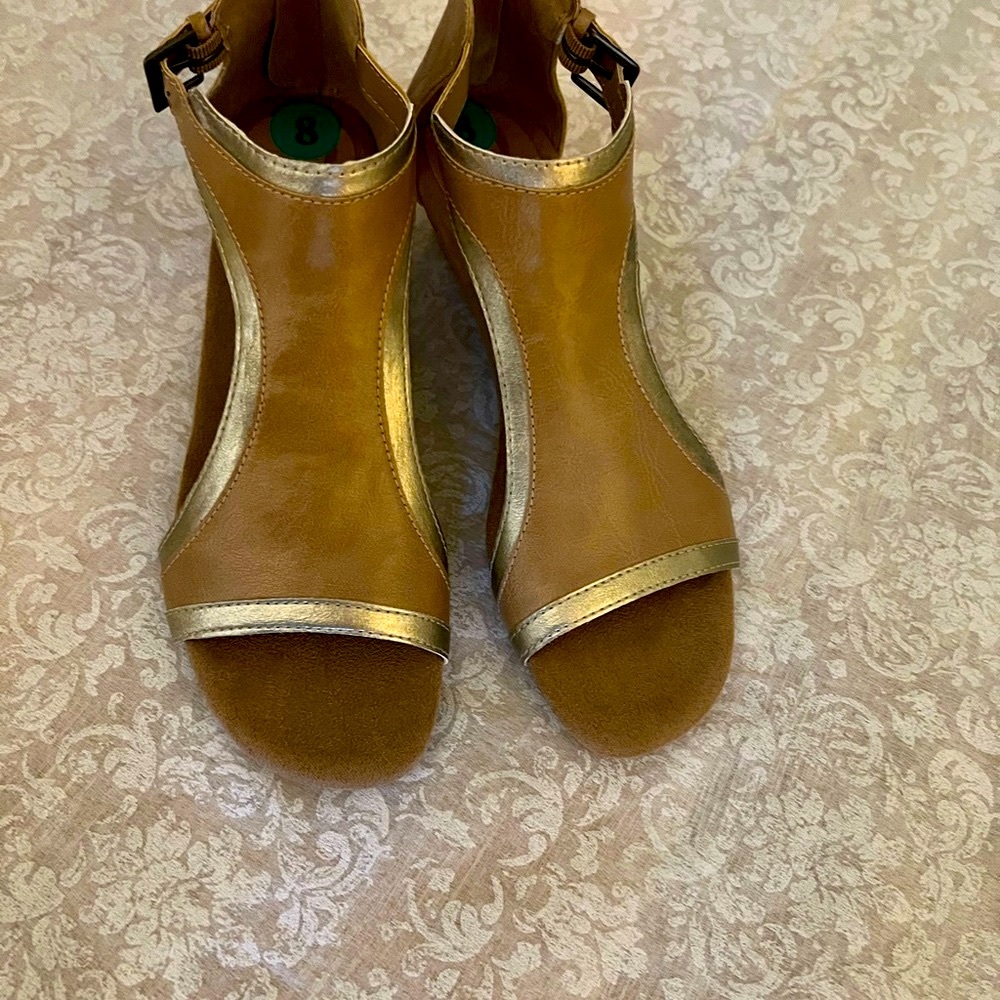 ✅🆕 Aerosoles heel test tan with gold trim sandel/ shoes - Picture 4 of 12